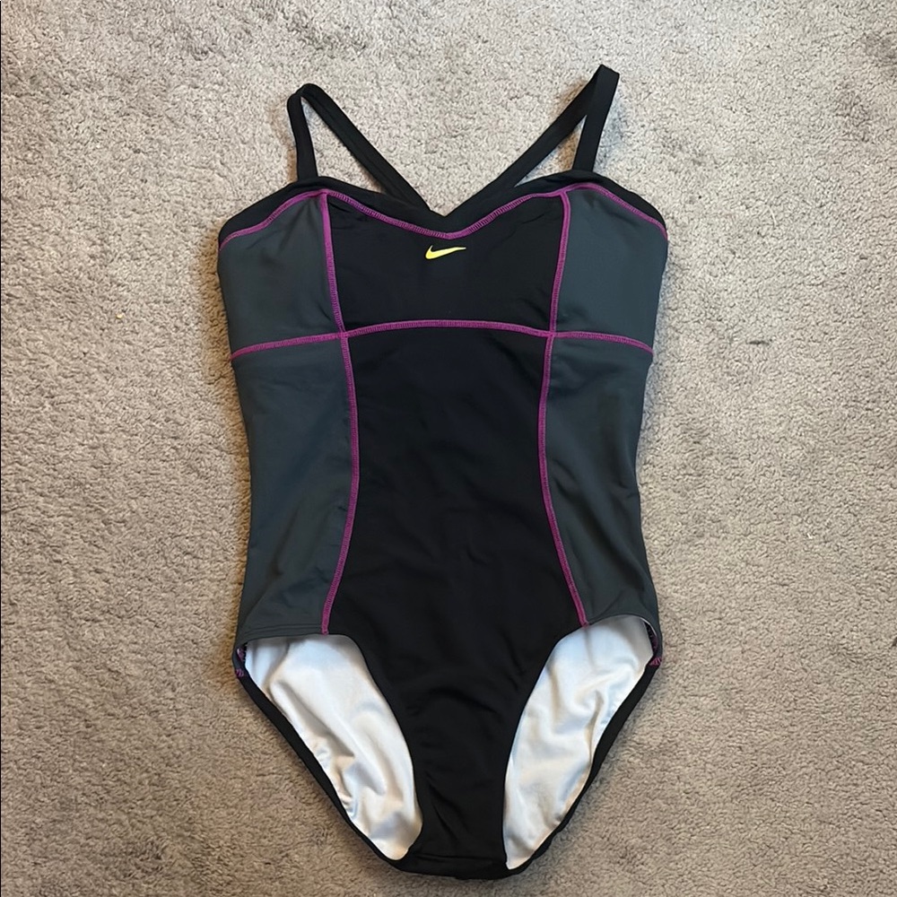 Nike women’s 12 Black One-Piece Performance Swimsuit NWOT summer beach coastal